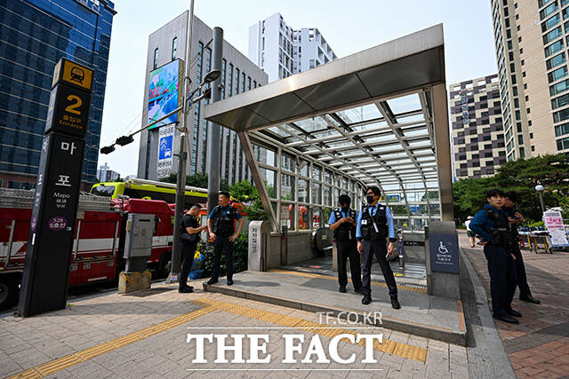 지난 5월 31일 오전 서울 5호선 여의나루역-마포역 사이 지하철에서 방화로 추정되는 화재가 발생한 가운데 경찰이 역사 출입을 통제하고 있다./ 장윤석 기자
