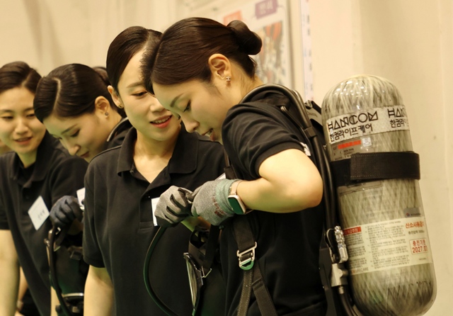 진에어는 해양경찰청과 협력해 객실안전교관 역량 강화 훈련을 실시했다고 1일 밝혔다. /진에어
