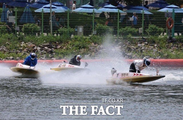 미사경정장에서 선수들이 턴마크를 돌며 경합을 벌이고 있다./국민체육진흥공단