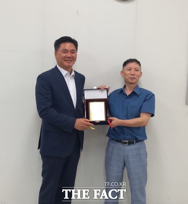 정하용 경기도의회 의원(국민의힘·용인5)이 지역화폐 가맹 승인과 상권 활성화에 이바지한 공로로 1일 용인시 동백지구 쥬네브 썬월드 관리단으로부터 감사패를 받고 있다./경기도의회