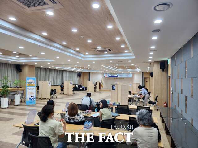 당진시가 28일 당진축산농협과 함께 당진축협에서 ‘찾아가는 현장 세무 상담’을 운영했다. /당진시