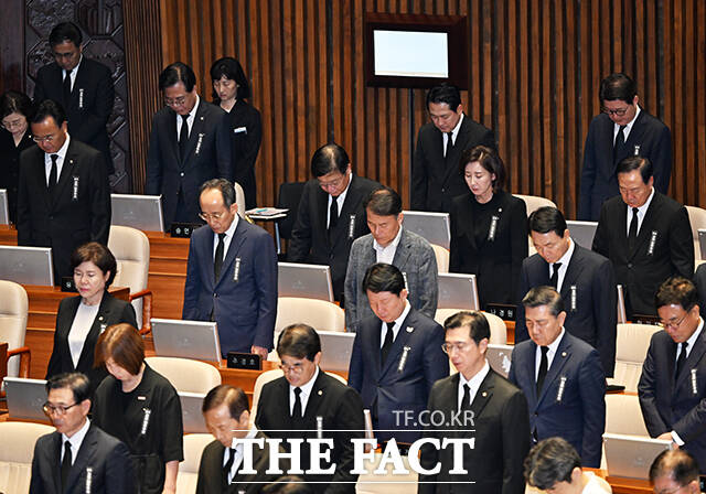 상복을 착용한 국민의힘 의원들.