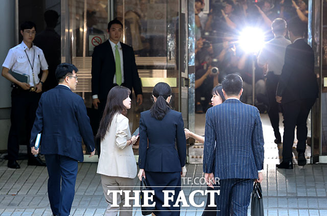 자본시장과 금융투자업에 관한 법률 위반, 정치자금법 위반, 특정범죄 가중처벌 등에 관한 법률 위반(알선수재) 등의 혐의를 받는 윤석열 전 대통령 부인 김건희 여사가 지난달 12일 오전 서울 서초구 서울중앙지법에서 열린 구속 전 피의자 심문(영장실질심사)에 출석하고 있다. 2025.08.12 사진공동취재단