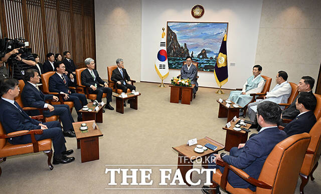 우원식 국회의장(가운데)과 4부요인 및 감사원장, 여야 국회부의장이 제429회 국회 개회식에 앞서 사전 환담을 하고 있다.