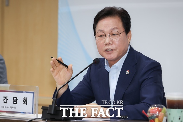 박완수 경남도지사가 1일 기자간담회를 갖고 앞으로 1년은 도민이 실질적으로 체감할 수 있는 복지정책을 확대하는 데 집중하겠다고 밝혔다. /경남도