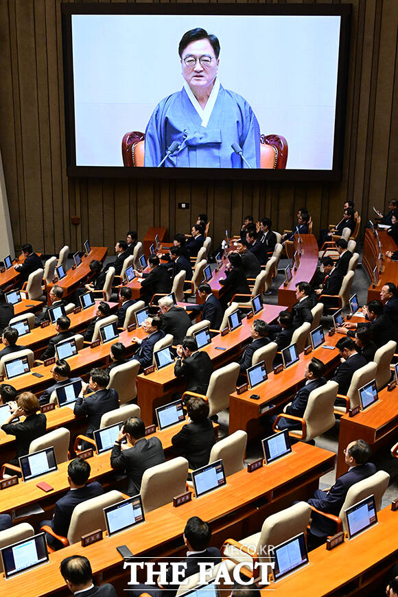 국민의힘 소속 의원들이 1일 오후 서울 여의도 국회에서 열린 제429회 국회(정기회) 개회식에 상복 차림으로 참석해 우원식 국회의장의 개회사를 듣고 있다. /국회=남윤호 기자