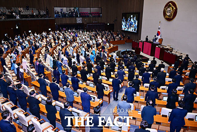 복장으로 둘로 나뉜 국회.
