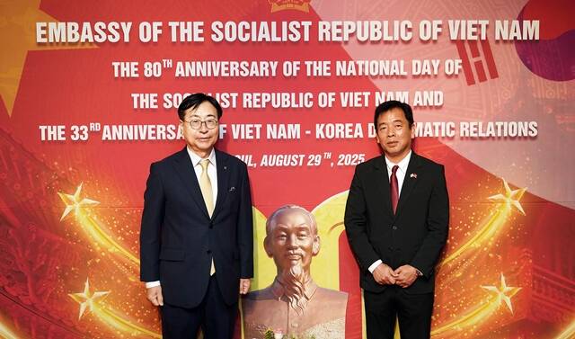 임진달 HS효성첨단소재 대표이사(왼쪽)가 지난달 29일 서울 중구 롯데호텔에서 열린 베트남 국경일 80주년 및 한베 수교 33주년 기념행사에서 부 호 주한 베트남 대사를 만나 기념 촬영을 하고 있다. /HS효성