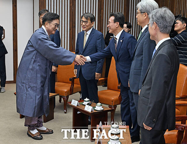 우원식 국회의장(왼쪽)이 김민석 국무총리와 인사를 나누고 있다.
