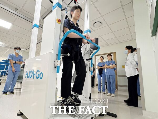 건양대학교병원이 1일 환자의 보행 패턴을 실시간 감지해 자동으로 보조해주는 최신 보행 재활 로봇 장비 휴카-고(HUCA-Go)를 새롭게 도입했다./건양대병원