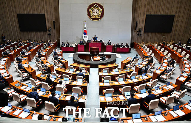 예산결산위특별위원회 전체회의 안건 상정하는 한병도 예결위원장.