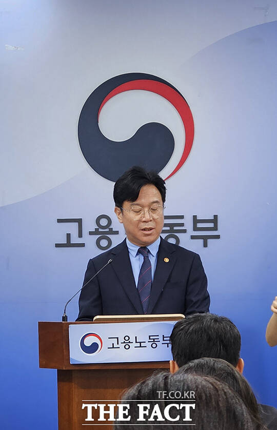 김영훈 고용노동부 장관은 1일 세종청사에서 업무상 질병 산재 처리 기간 단축 방안을 발표했다./세종=박은평 기자