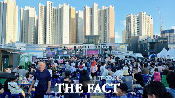 대전 서구는 8월 29일 오후 도마큰시장 제3주차장에서 한여름 밤, 소시지와 맥주의 만남이란 주제로 2025년 제7회 도마큰시장 쏘맥축제를 성황리에 진행했다./대전 서구
