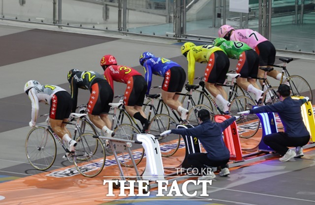 광명스피돔 특선급 경주에서 선수들이 출발대를 박차고 나가고 있다./국민체육진흥공단