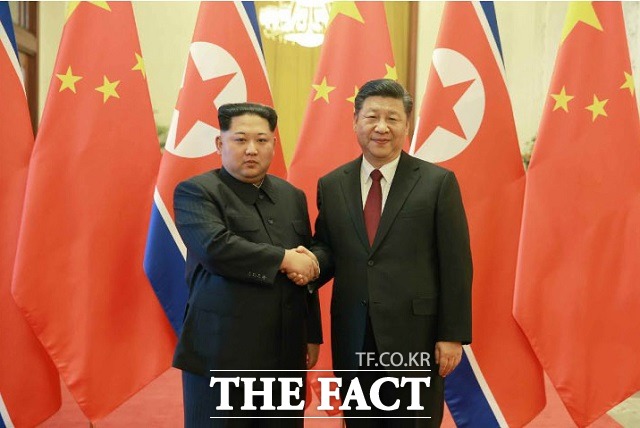 통일부에 따르면 김 위원장은 과거 네 차례 중국 방문 중 두 번은 태양호를 이용했고, 두 번은 전용기인 참매 1호를 이용했다. 참매 1호의 최근 사용 동향은 알려지지 않았다. 사진은 2018년 지난 3월 26일 방중한 김 위원장과 시진핑 중국 국가 주석의 모습. /노동신문 갈무리