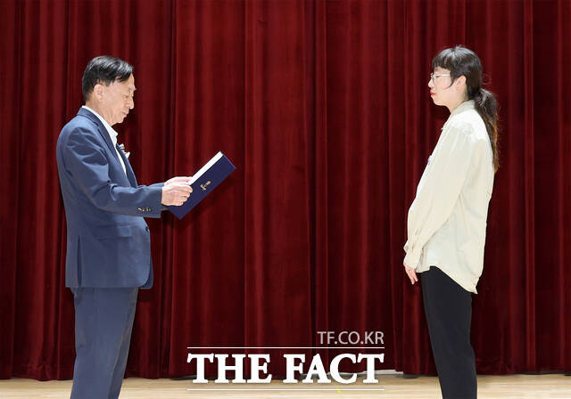 1일 대전시교육청 대강당에서 열린 월례조회에서 설동호 교육감이 2025 상반기 적극행정 우수공무원을 시상하고 있다. /대전시교육청