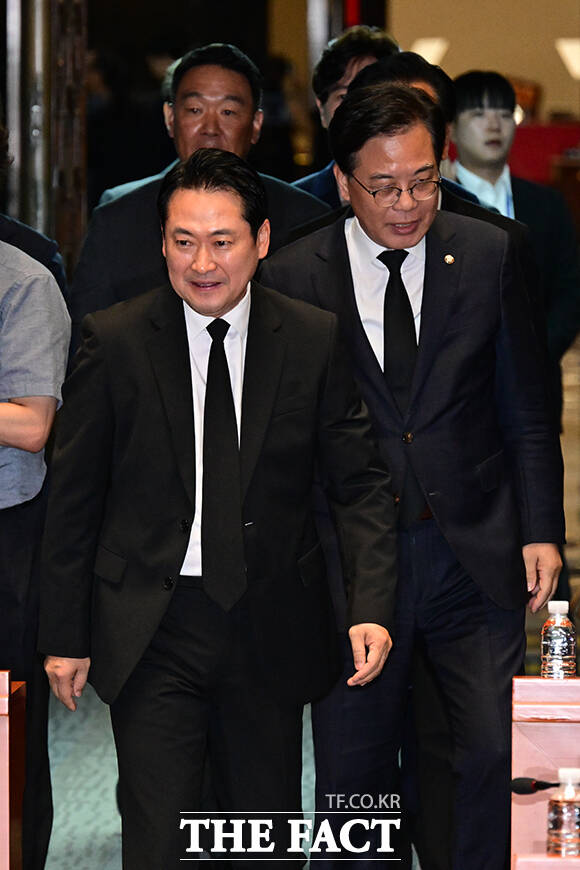 장동혁 국민의힘 대표(왼쪽)와 송언석 원내대표가 1일 오후 서울 여의도 국회에서 열린 의원총회에 참석하고 있다. /국회=남윤호 기자