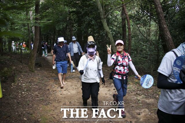 영암군 걷기 동호회 회원들이 월출산 기찬묏길 환경정화 활동을 하고 있다./영암군