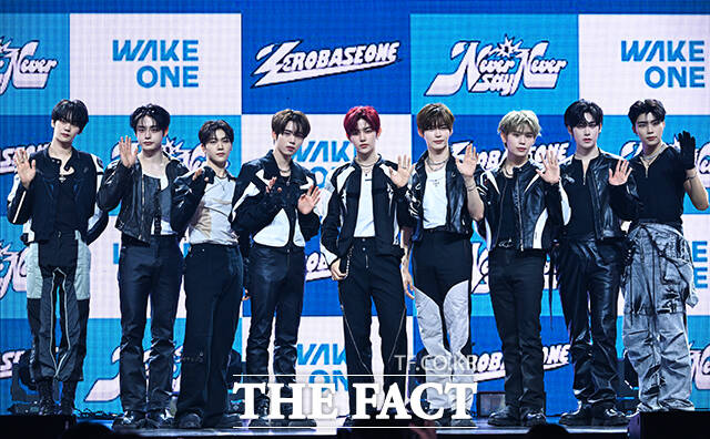 그룹 제로베이스원의 김규빈·김지웅·석매튜·한유진·장하오·성한빈·김태래·리키·박건욱(왼쪽부터)이 1일 오후 서울 용산구 블루스퀘어 SOL 트래블홀에서 열린 첫 정규 앨범 네버 세이 네버 발매 기념 쇼케이스에 참석해 포즈를 취하고 있다. /서예원 기자