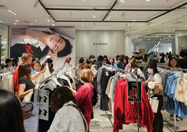 지난해 5월 현대백화점이 일본 도쿄 쇼핑몰 파르코 시부야점에서 진행한 더현대 글로벌 팝업스토어가 고객들로 붐비고 있다. /현대백화점