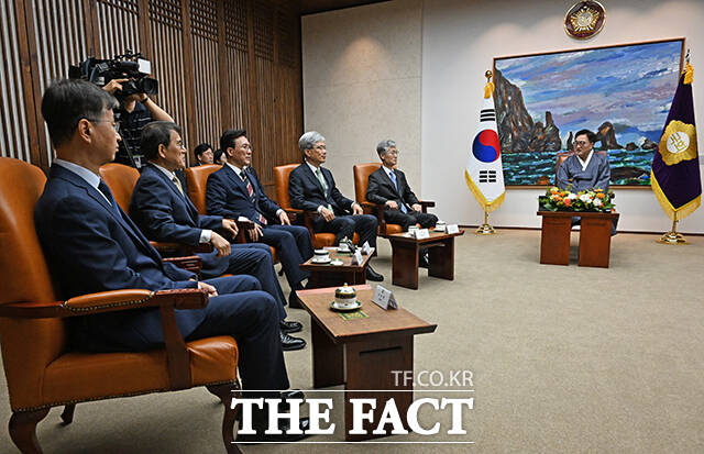 최재해 감사원장과 노태악 중앙선거관리위원장, 김민석 국무총리, 김상환 헌법재판소장, 조희대 대법원장, 우원식 국회의장(왼쪽부터).