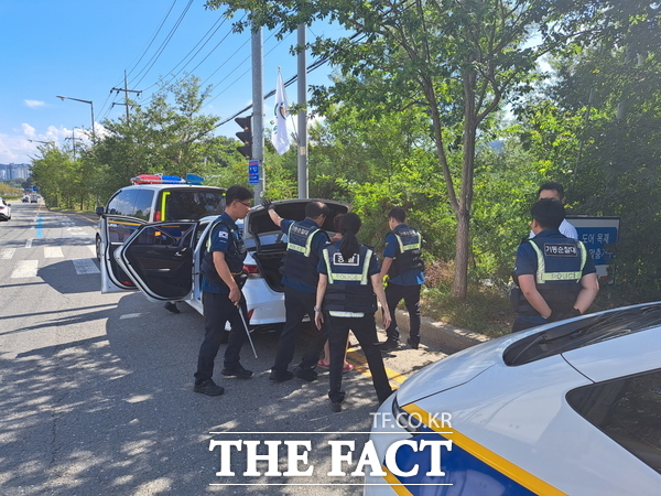 대전경찰청 기동순찰대가 1일 오전 순찰 중 지명수배자 A씨를 검문하고 있는 모습./대전경찰청