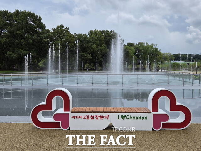 천안삼거리공원 신삼기제 음악분수 모습./정효기 기자