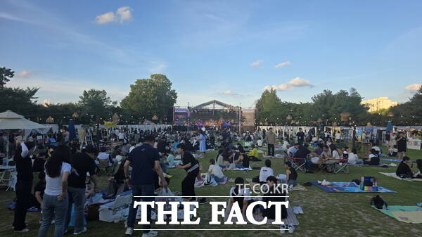 지난 달 29일부터 31일까지 유림공원에서 열린 2025 유성 재즈&맥주 페스타에 시민들이 재즈와 맥주를 즐기기 위해 모여있다. /정예준 기자