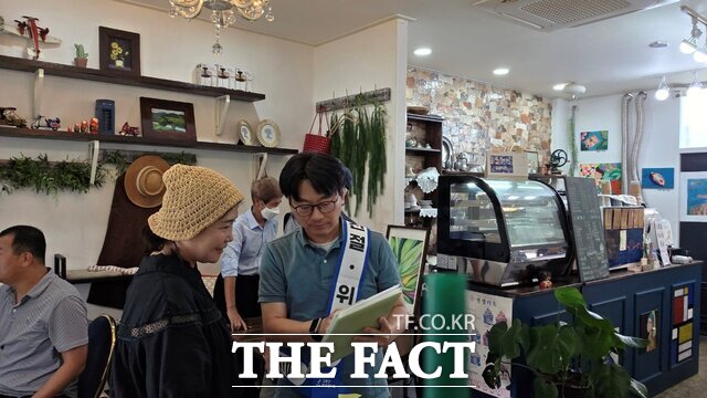 고흥군이 음식특화거리 일원에서 배려·친절·청결 캠페인을 실시하고 있다./고흥군