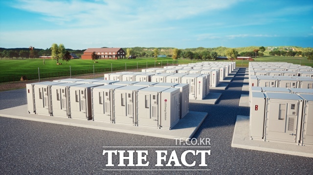 1일 업계에 따르면 LG에너지솔루션은 오는 8일부터 11일까지 나흘간 미국 라스베이거스에서 열리는 북미 최대 청정에너지 전시회 RE+ 2025에 참가해 업계 최초로 북미 현지에서 생산되는 각형 폼팩터 기반 LFP(리튬인산철) 배터리를 실물로 공개한다. LG에너지솔루션 전력망용 ESS 배터리 컨테이너 제품. /LG에너지솔루션 제공