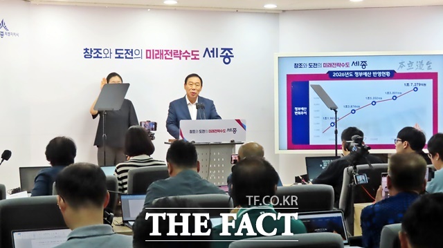 최민호 세종시장이 1일 내년도 정부예산안에 세종시가 확보한 예산안에 대해 설명하고 있다. /김형중 기자