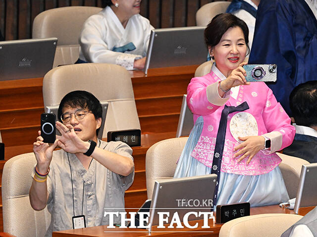 기념사진 촬영하는 마당쇠와 중전마마.