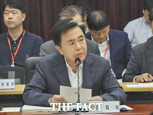 김태흠 충남도지사가 1일 도청 대회의실에서 열린 2026 주요 정책 추진계획 보고회에서 모두발언에 현 정부의 지천댐 정책 방향을 비판하고 있다. /이정석 기자