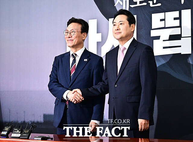 장동혁(오른쪽) 국민의힘 대표가 1일 오전 서울 여의도 국회에서 김민석 국무총리를 접견하며 기념사진 촬영을 하고 있다. /국회=배정한 기자