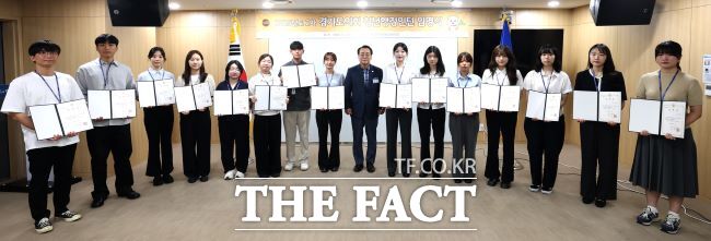 임채호 경기도의회 사무처장이 1일 높은 경쟁률을 뚫고 선발된 청년행정인턴 17명에게 임명장을 전달한 뒤 기념 촬영을 하고 있다./경기도의회