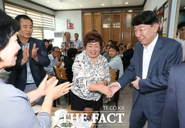 1일 우범기 전북 전주시장(오른쪽)이 완주군 용진면을 찾아 순수 완주군민들로 구성된 완주전주 통합추진위원회와 소통하고 있다. /전주시