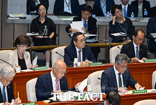 이배용 국가교육위원장 대신 출석한 김태준 국가교육위원회 상임위원(가운데).