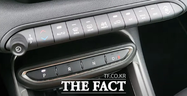 지프 어벤저는 기어 버튼과 공조기 버튼으로 아날로그 감성을 살렸다. /서울 서대문구=오승혁 기자