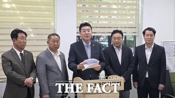 국민의힘 소속 대전시의회 의원들이 1일 기자회견을 열고 장철민 더불어민주당 의원을 규탄하고 있다. 왼쪽부터 이효성 의원, 이한영 의원, 정명국 의원, 송인석 의원, 이상래 의원. /정예준 기자