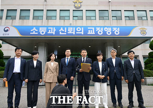 김용민 국회 법제사법위원회 더불어민주당 간사(왼쪽 다섯 번째)가 1일 경기도 의왕시 서울구치소에서 열린 현장검증을 마치고 브리핑을 하고 있다. /의왕=국회사진기자단