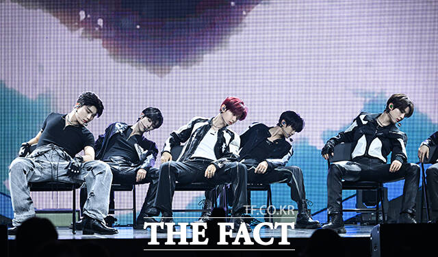 그룹 제로베이스원이 1일 오후 서울 용산구 블루스퀘어 SOL 트래블홀에서 열린 첫 정규 1집 NEVER SAY NEVER(네버 세이 네버) 발매 기념 쇼케이스에 참석해 수록곡 Lovesick Game(러브식 게임) 무대를 펼치고 있다. /서예원 기자