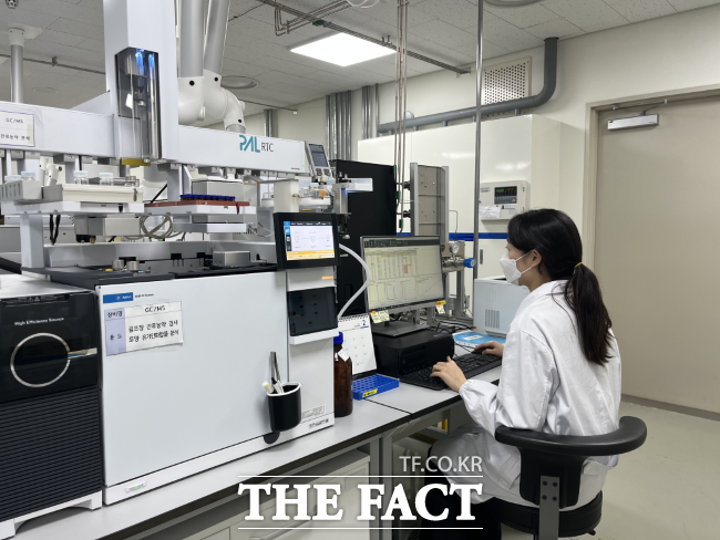 시료 분석 모습 /경기도보건환경연구원
