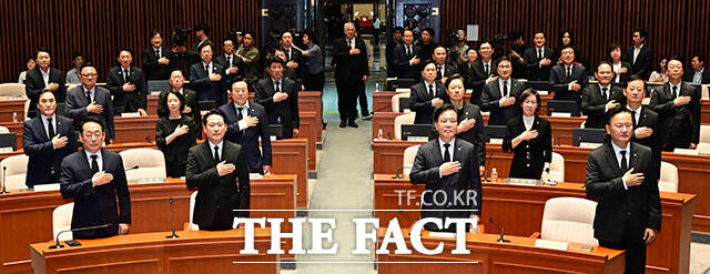국민의힘이 22대 국회 두 번째 정기국회를 맞아 심기일전하는 모습이다. 장동혁 국민의힘 대표를 비롯한 의원들이 1일 오후 서울 여의도 국회에서 열린 의원총회에 참석해 국민의례를 하고 있는 모습. /남윤호 기자