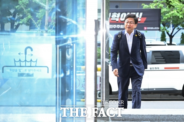 국회 교육위원회가 2일 최교진 사회부총리 겸 교육부 장관 후보자 인사청문회를 연다. 사진은 최 후보자가 지난 14일 오전 서울 여의도 한국교육시설안전원에 마련된 인사청문회 준비된 사무실로 출근하는 모습./장윤석 기자