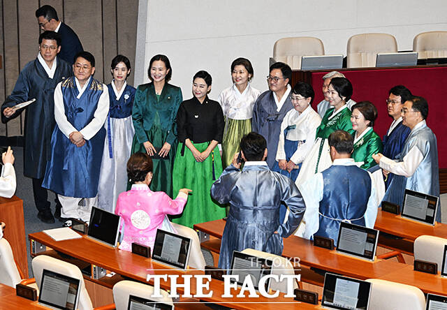 우원식 국회의장과 기념사진 촬영하는 조국혁신당 의원들.