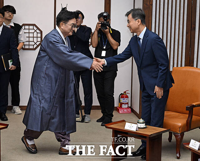 우원식 국회의장(왼쪽)이 최재해 감사원장과 인사를 나누고 있다.