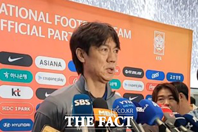 1일 오전 인천국제공항 제2여객터미널 출국 게이트 앞에 임시로 설치된 기자회견장에 지나가던 이들의 관심이 집중됐다. 홍명보 대한민국 축구대표팀 감독은 A매치 2연전을 펼칠 미국으로 출국하기에 앞서 취재진과 질의응답 시간을 가졌다. /인천국제공항 2터미널=오승혁 기자