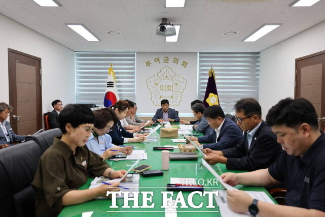 부여군의회가 1일 2025년 제6차 의정협의회를 열고 있다. /부여군의회