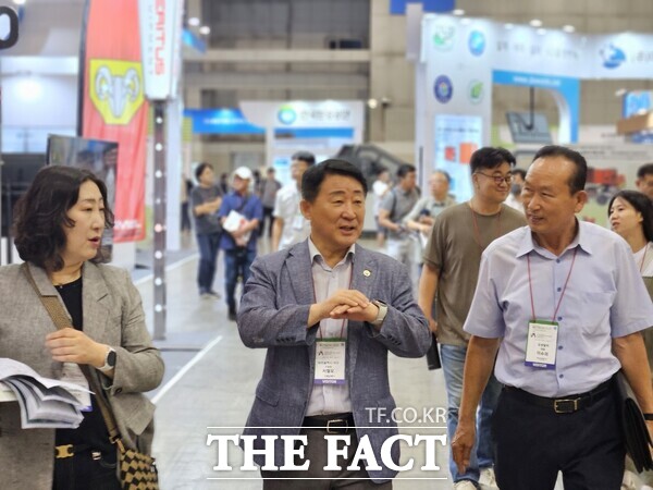 서철모 대전 서구청장이 8월 29일 경기도 고양 킨텍스에서 열린 ‘제18회 폐기물·자원순환 산업전’ 현장을 참관했다./대전 서구