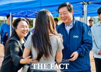  김정겸 충남대 총장, 2학기 개강맞이 등굣길 환영 행사 마련 